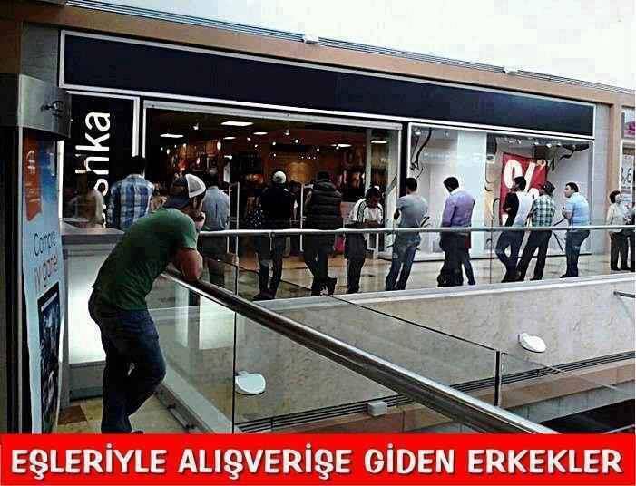 Eşleriyle alışverişe giden erkekler